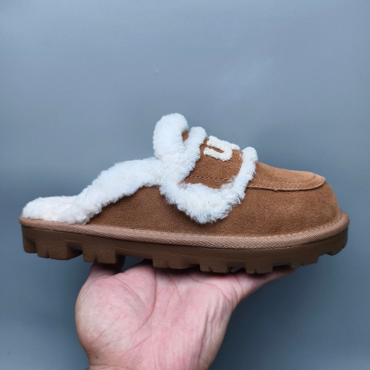 Chestnut Curly Fur Big Logo Casual Slippers – In Stock