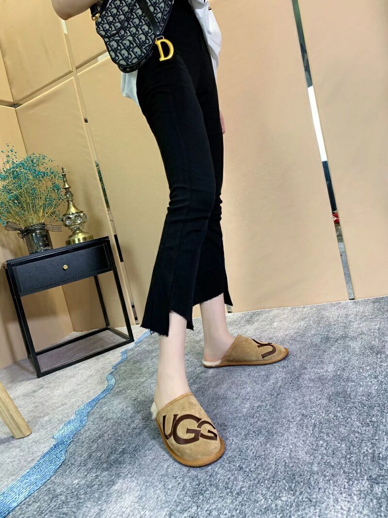 Chestnut G-Logo Indoor Slippers – In Stock