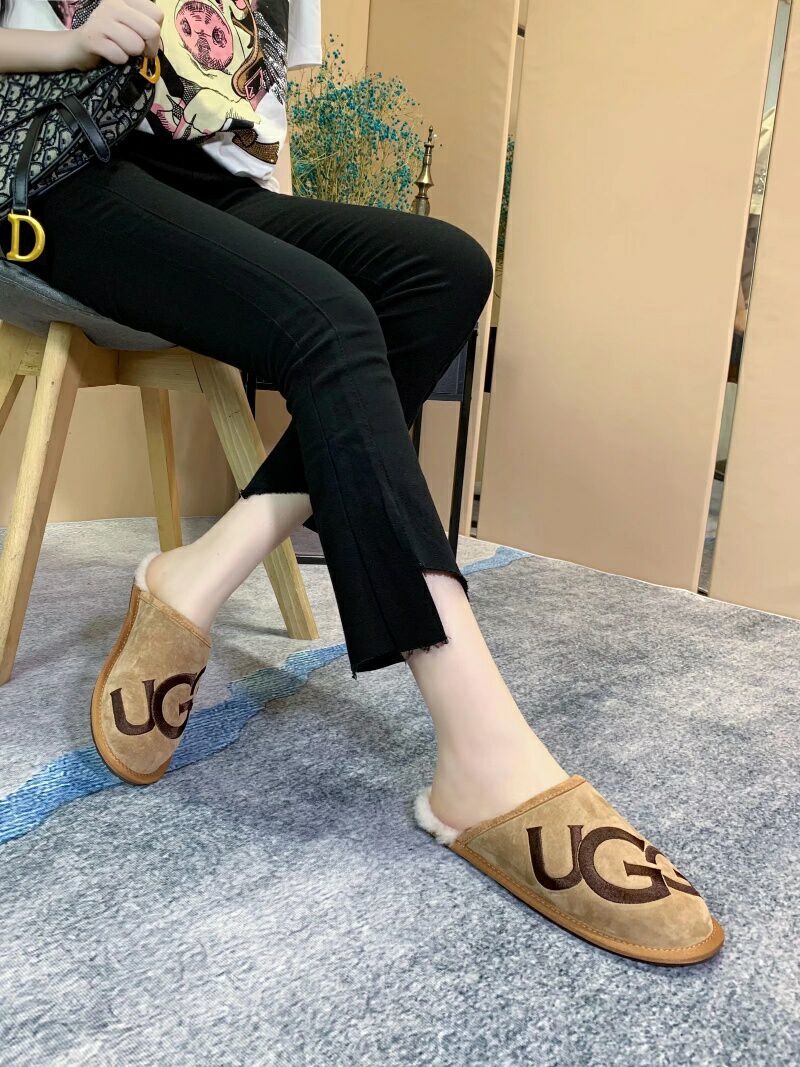 Chestnut G-Logo Indoor Slippers – In Stock